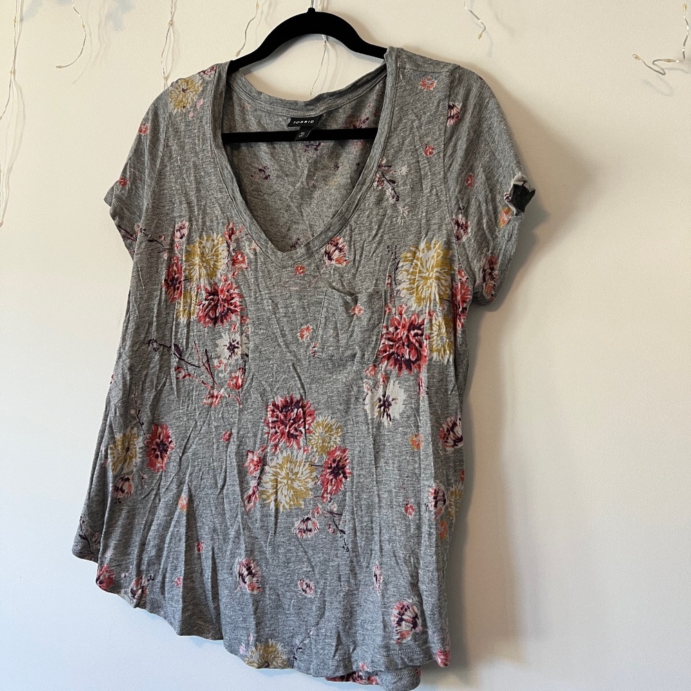 Torrid - Gray Floral Tee - Size 00